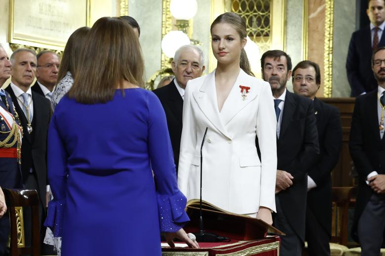 «Juro desempeñar fielmente mis funciones, guardar y hacer guardar la Constitución y las leyes, y respetar los derechos de los ciudadanos y de las comunidades autónomas, y fidelidad al Rey», ha señalado la Heredera al Trono.