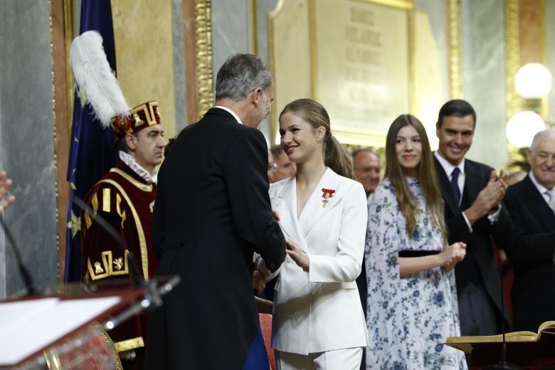 El emotivo saludo de la Princesa con el Rey al jurar la constitución