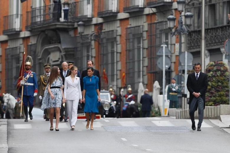 La Reina Letizia, la Princesa Leonor, la Infanta Sofía y el Presidente en funciones Pedro Sánchez caminan hacia la puerta del Congreso.