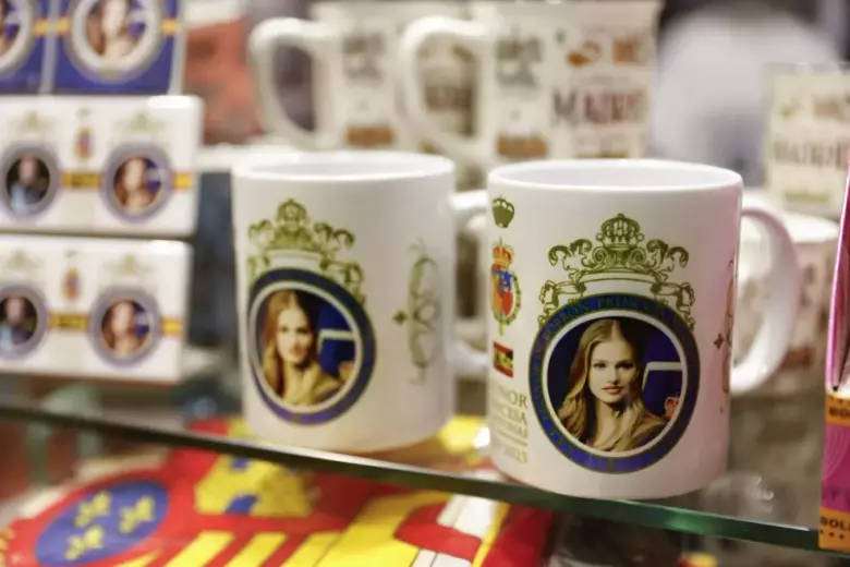 Detalle de unas tazas con la imagen de la Princesa Leonor puestas a la venta en una tienda del centro de Madrid