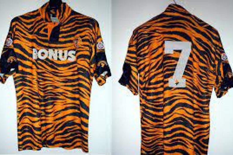 El Hull City de Inglaterra lució esta camiseta atigrada entre 1992 y 1995, en honor al escudo del club