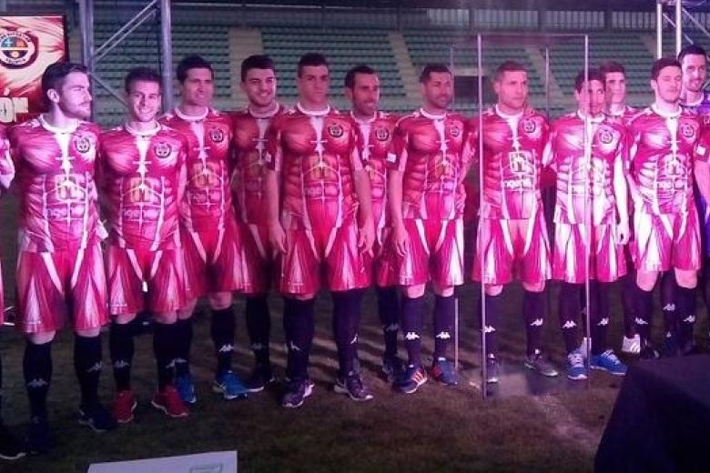 El Deportivo Palencia de la antigua Segunda División B podría llevarse el premio a la camiseta más rara. En la temporada 2016/17, lució esta camiseta del cuerpo humano, en la que se ven todos los músculos sin la piel