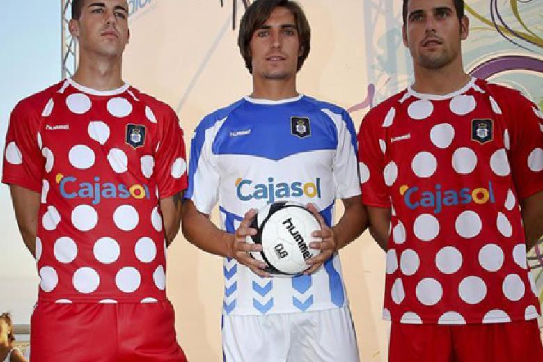 La camiseta del Recreativo de Huelva en la temporada 2012/13 es una de las más peculiares del club. Diseñada por la marca Hummel