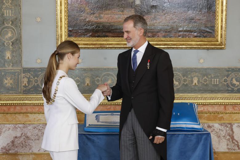 El Rey felicita a su hija ante la condecoración recibida