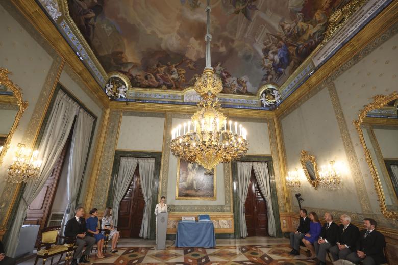 La princesa Leonor pronuncia un discurso tras recibir el Collar de la Orden de Carlos III, en el salón de Carlos III del Palacio Real,