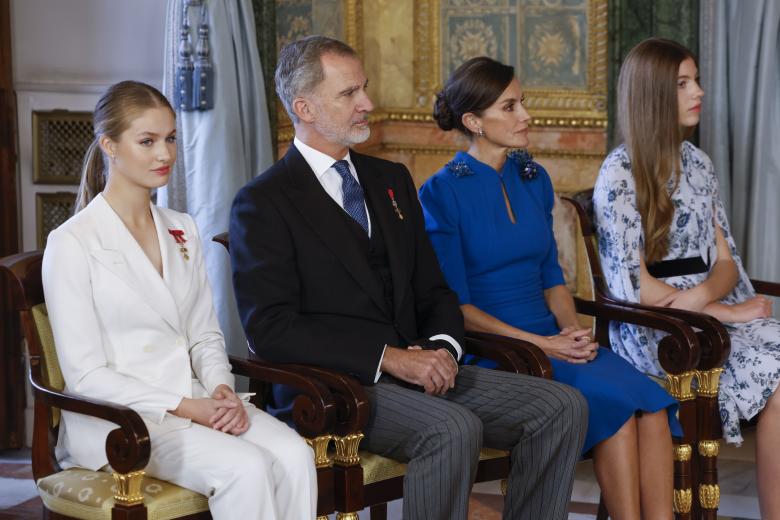 os reyes Felipe y Letizia, junto a la princesa Leonor y la infanta Sofía, escuchan la intervención del presidente del Gobierno, Pedro Sánchez, previa a la imposición del Collar