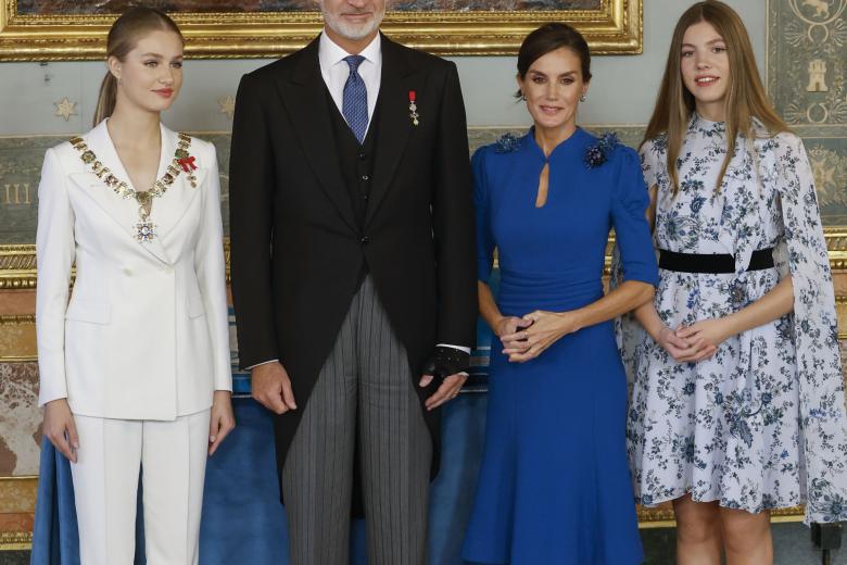 La Princesa posa con sus padres y su hermana tras recibir el Collar