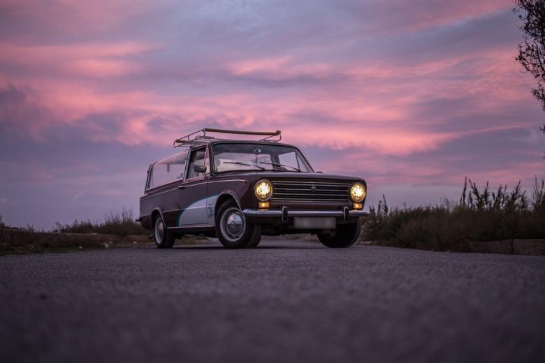 Seat 124 Su propietario, Pepe Burriana, es famoso en las redes sociales, todo un personaje que se compró esta opción para unir dos aficiones, su pasión por lso clásicos y el surf, pues le permite llevar las tabas sin dificultades