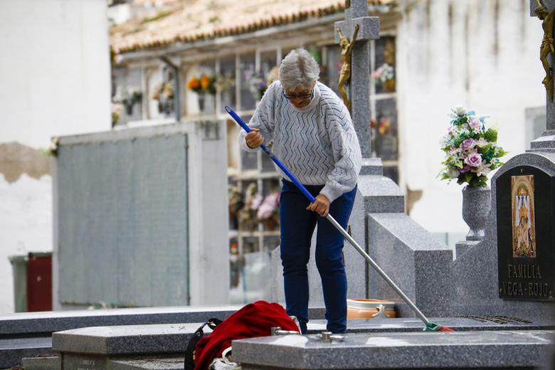 Preparativos para el día de todos los santos en el cementerio de San Rafael de Córdoba