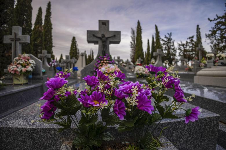 Flores decoran una tumba en el cementerio de Toledo este miércoles, Día de Todos los Santos