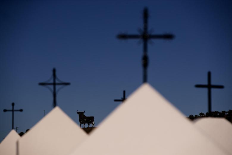 Numerosas cruces del cementerio de Casabermeja se funden con el paisaje de la serranía de Málaga