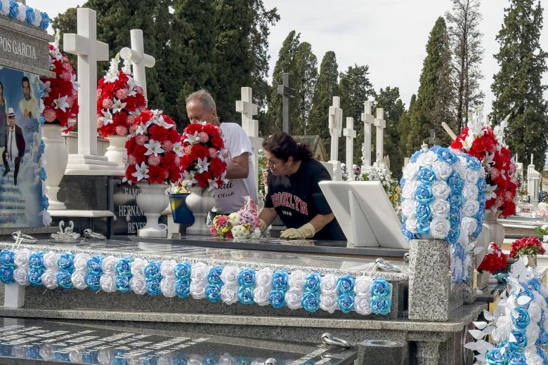 Personas limpian y colocan flores con motivo del Día de Todos los Santos en el cementerio de de San Fernando en Sevilla