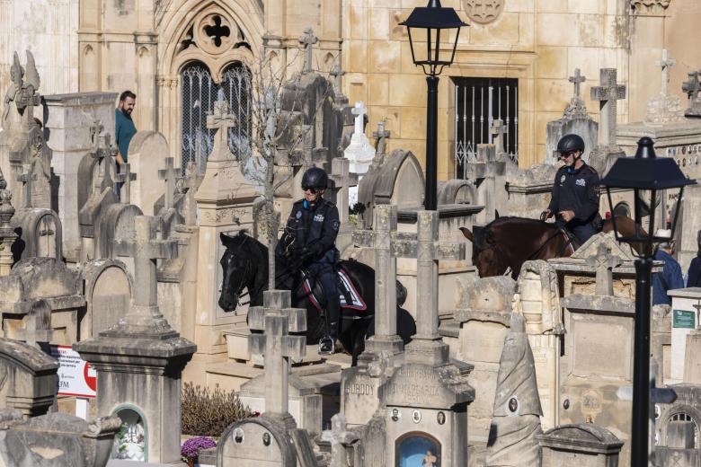 Policía montada patrulla entre las tumbas del Cementerio Municipal de Palma de Mallorca