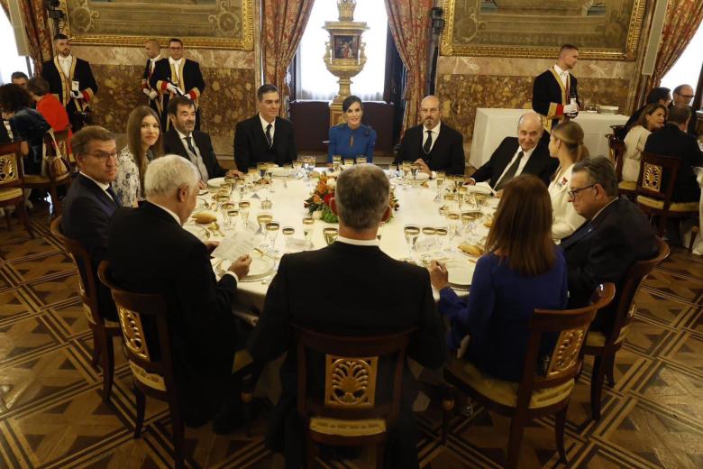 La Familia Real ha estado acompañada en la misma mesa por el presidente del Gobierno, Pedro Sánchez; el presidente del PP, Alberto Núñez Feijóo; los presidentes del Tribunal Constitucional, Cándido Conde Pumpido, y del Consejo General del Poder Judicial, el vocal Vicente Guilarte; los presidentes del Senado, Pedro Rollán, y del Senado, Francina Armengol, y los padres de la Constitución Miquel Roca y Miguel Herrero de Miñón.