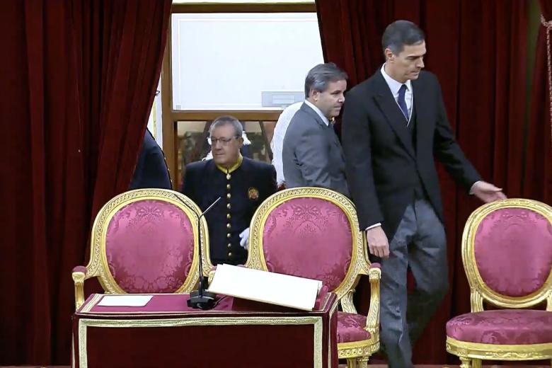 La caricia de Sánchez al sillón de la Princesa Leonor