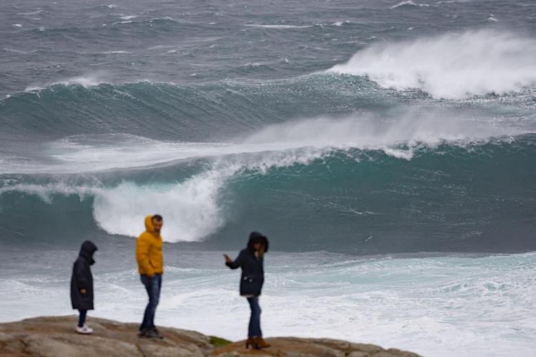 Varios turistas se vieron sorprendidos el pasado miércoles en la costa de Muxía (La Coruña). La AEMET ha activado avisos naranjas y rojos por la llegada de la borasca Ciarán