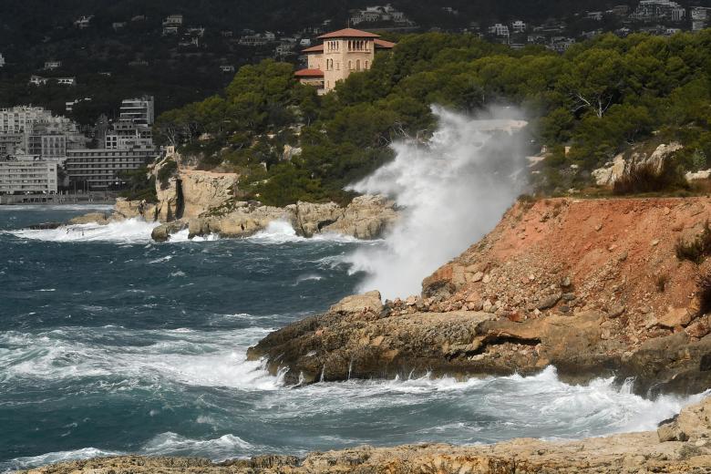Ha activado este jueves avisos en toda España, salvo en Canarias, por lluvias, rachas de viento de hasta 110km/h y temporal marítimo. En la imagen, temporal de viento en Mallorca, vista desde Porto Pi con el Palacio de Marivent al fondo.