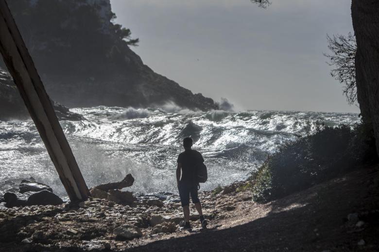 El temporal playa Cala Galdana este jueves en el que la Aemet activa la alerta naranja en Menorca por Ciarán, una borrasca de alto impacto procedente del Reino Unido