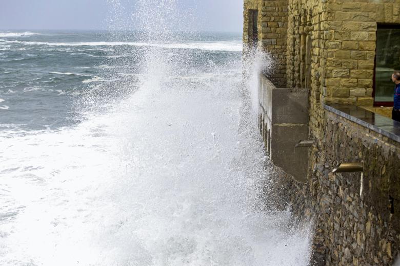 Grandes olas formadas este jueves en San Sebastián debido al paso de la borrasca Ciarán por la costa vasca, que ha dejado rachas de viento de más de 120 km/h