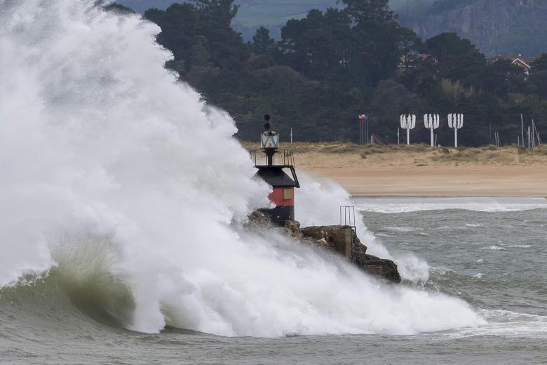Una ola rompe en la bahía de Santander, este jueves con las alertas activas por viento y fenómenos costeros adversos. La borrasca Ciarán, uno de los ciclones extratropicales más potentes de los últimos tiempos, está dejando fuertes lluvias y vientos huracanados en el Canal de la Mancha, España y Bélgica