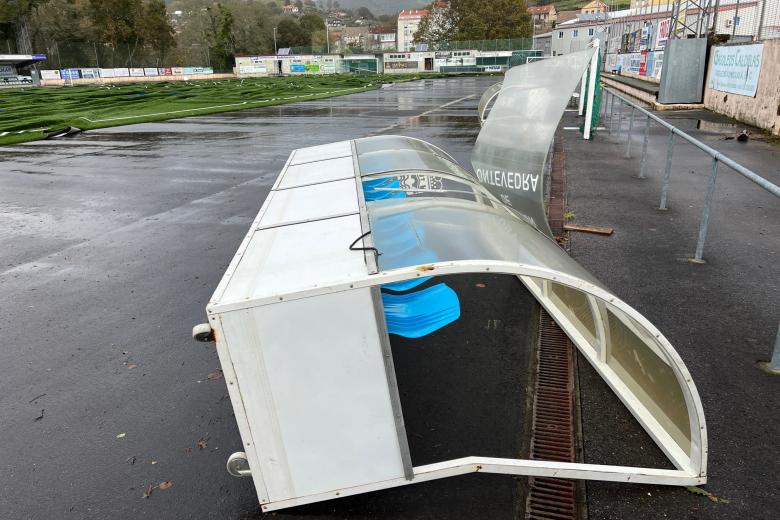 PONTEVEDRA (GALICIA), 04/11/2023.- Fotografía de los efectos del temporal el cual ha destrozado este sábado, el campo de fútbol en Pontecaldelas (Pontevedra). La borrasca Domingos, que entre hoy y mañana afectará a gran parte de la península, está registrando rachas de viento muy fuertes en zonas del norte y del este peninsular. EFE/ Sxenick