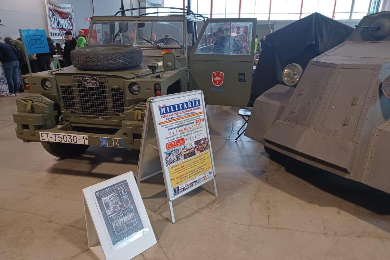 Vista de varios vehículos de combate en la exposición No solo Militaria