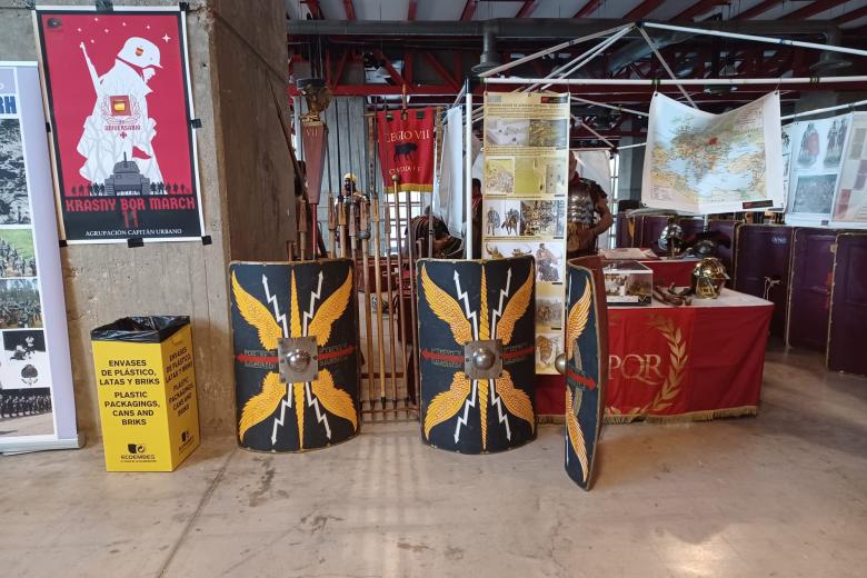 Uno de los stands que recrean escudos romanos en la Feria No solo MIlitaria