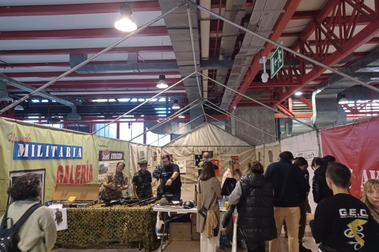Cientos de personas se dieron cita en este encuentro de aficionados al mundo militar