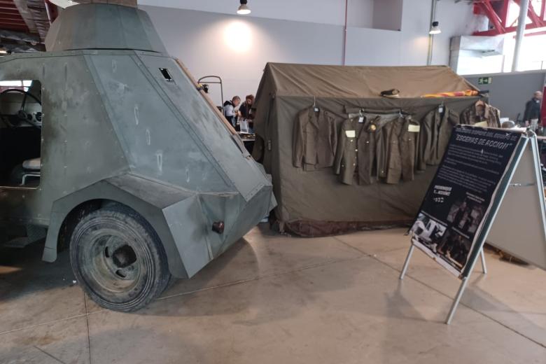 Varios carros de combate en la feria No solo Militaria