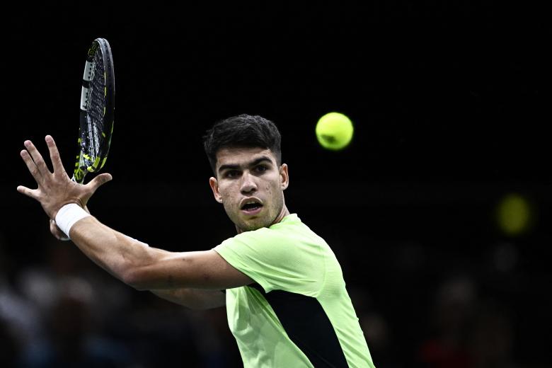 Carlitos Alcaraz no pasa por su mejor momento. El español jugará este torneo por primera vez en su carrera después de que se perdiese la pasada edición por lesión. Ya ganó el torneo de las Finales ATP Next Gen en 2021, al igual que Tsitsipas y Sinner. Este año ganó su segundo Gran Slam de su carrera en Wimbledon. También ha ganado los Masters 1.000 de Indian Wells y Madrid. Buenos Aires, Barcelona y Queens han sido los otros títulos para Carlitos este 2023, su mejor año.