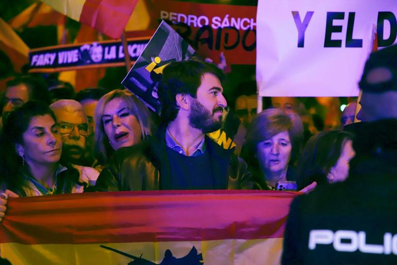 Juan García-Gallardo, vicepresidente de Castilla y León, (Vox) asistió a la manifestación y se colocó en primera fila. Por su parte, Santiago Abascal ha asistido pero no se ha acercado a la cabecera de la manifestación