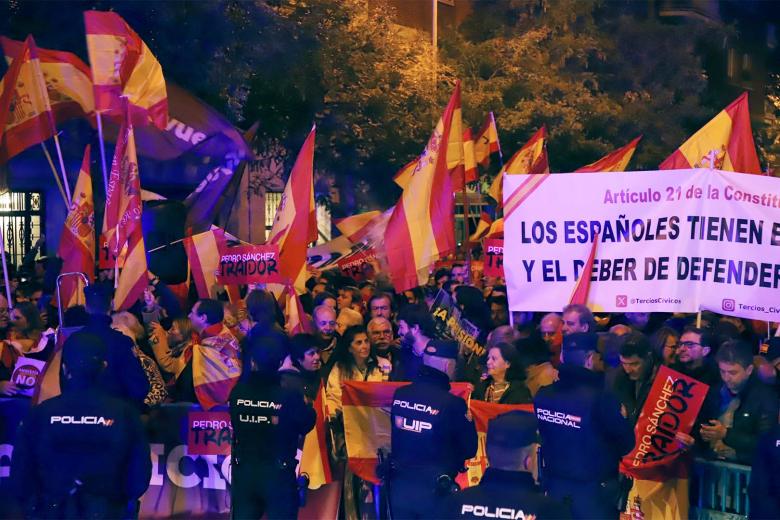La concentración comenzó de forma pacífica, con gritos contra Sánchez, Puigdemont, la amnistía y los socialistas en general