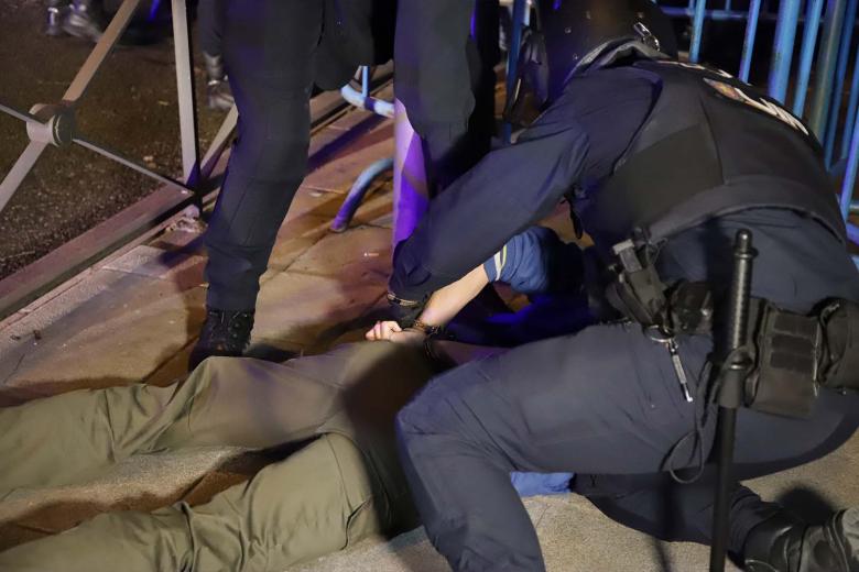 En un momento de tensión, uno de los manifestantes ha saltado el cordón policial, ha sido reducido por los agentes y ha acabado detenido