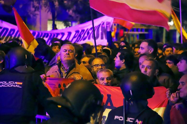 Miembros destacados de Falange Española también han acudido a la manifestación, portando una bandera en la que se podía leer «¡Viva la unidad de España!»