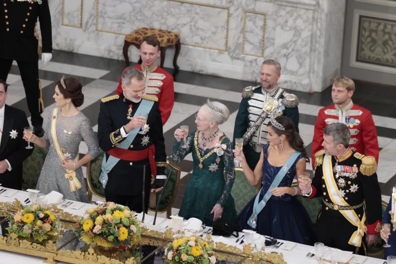 Spanish King Felipe VI and Queen Letizia with Queen Margrethe II of Denmark , Crownprincess Mary and Crownprince Frederik attending official dinner ceremony for Spanish King on the ocassion of their official visit to Denmark at the RoyalChristianborgPalace in Copenhague on Monday, 6 November 2023.