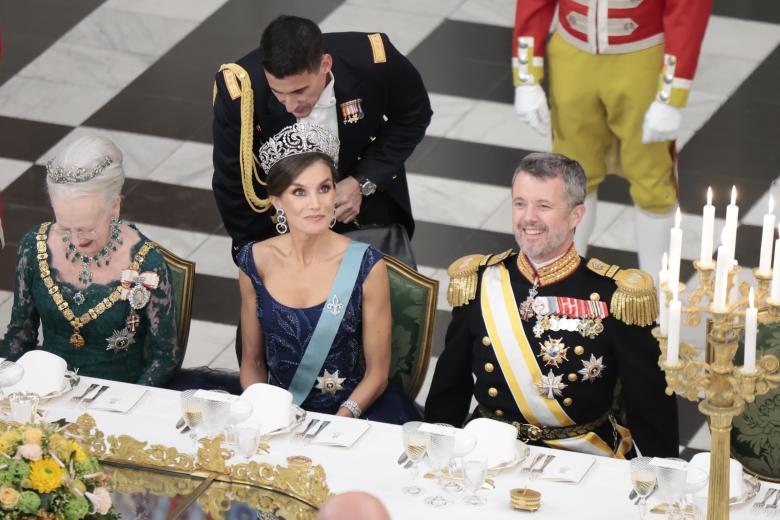 Spanish King Felipe VI and Queen Letizia with Queen Margrethe II of Denmark , Crownprincess Mary and Crownprince Frederik attending official dinner ceremony for Spanish King on the ocassion of their official visit to Denmark at the RoyalChristianborgPalace in Copenhague on Monday, 6 November 2023.