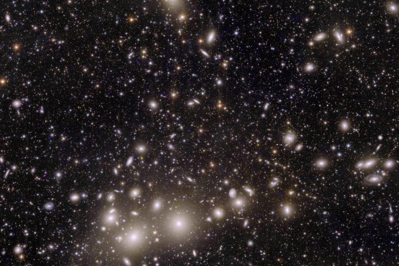 Clúster de galaxias de Perseo

La imagen muestra 1.000 galaxias pertenecientes al cúmulo de Perseo y más de 100.000 galaxias adicionales más alejadas en el fondo. Perseo es una de las estructuras más masivas conocidas en el Universo, y está ubicada a 240 millones de años luz de la Tierra. Al mapear la distribución y las formas de estas galaxias, los cosmólogos podrán descubrir más sobre cómo la materia oscura dio forma al Universo que vemos hoy. "Esta es la primera vez que una imagen tan grande nos permite capturar tantas galaxias de Perseo con un nivel de detalle tan alto", señala la ESA.