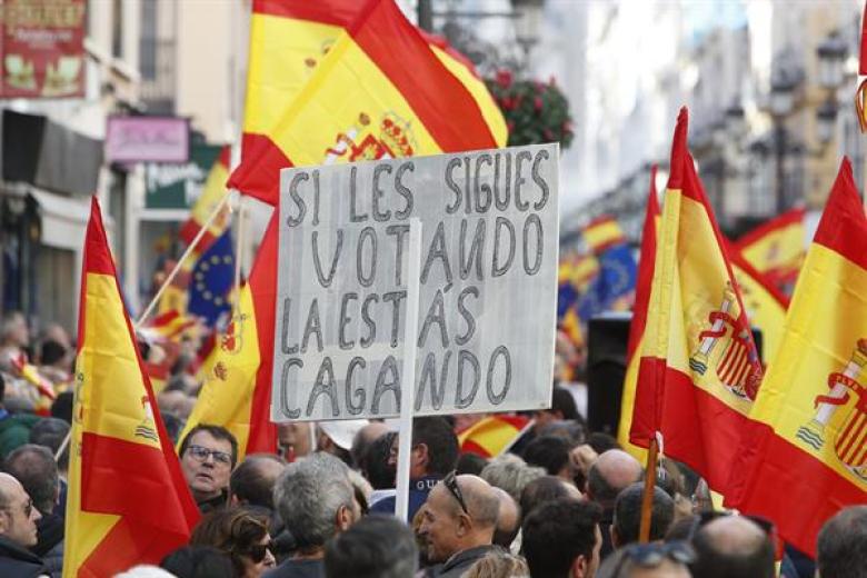 La afluencia de personas desbordó por mucho todas las previsiones colapsando la Puerta del Sol y calles aledañas.