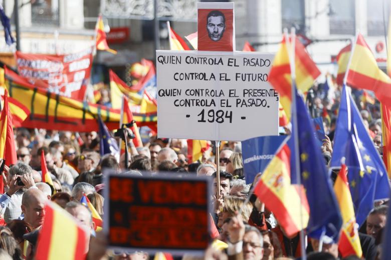 Vista de una de las pancartas que este domingo 12 de noviembre han aparecido en la Puerta del Sol de Madrid.