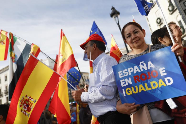 Vista de una de las pancartas que este domingo 12 de noviembre han aparecido en la Puerta del Sol de Madrid.