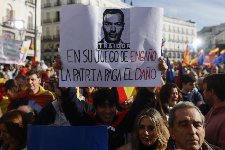 Vista de una de las pancartas que este domingo 12 de noviembre han aparecido en la Puerta del Sol de Madrid.