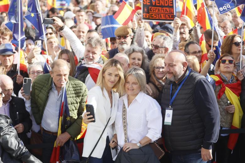 Cayetana Álvarez de Toledo y Marimar Blanco han acudido a la manifestación en Madrid.
