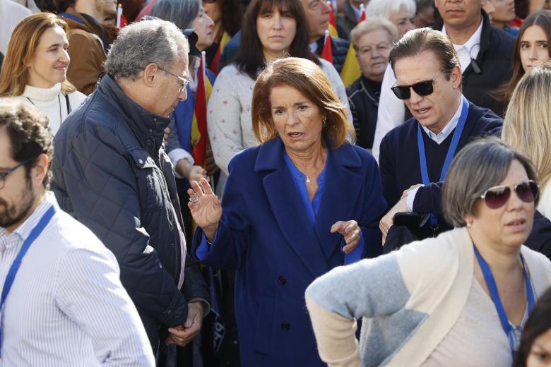 El presidente de la Asamblea de Madrid Enrique Ossorio (i) conversa con Ana Botella (c).