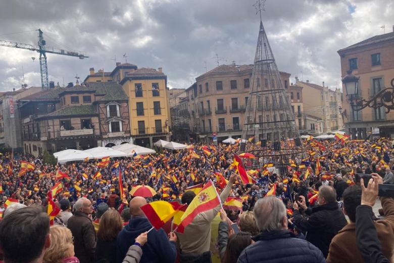 En Segovia, miles de personas se han manifestado en la Plaza del Azoguejo, junto al acueducto.