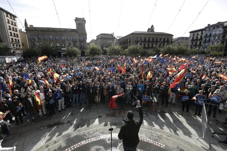 Así estaba la plaza del Castillo de Pamplona durante la manifestación contra la amnistía.