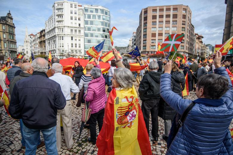 Banderas de España, País Vasco y Europa en la manifestación de Bilbao.
