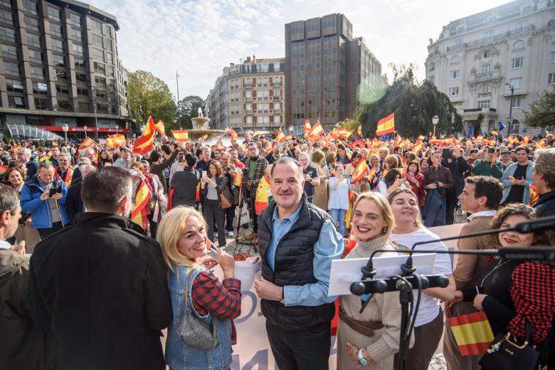 El expresidente del PP en el País Vasco, Carlos Iturgaiz (c), la secretaria general del PP vasco y portavoz en el Ayuntamiento de Bilbao, Esther Martínez (c-i), la presidenta del PP de Vizcaya, Raquel González (c-d)