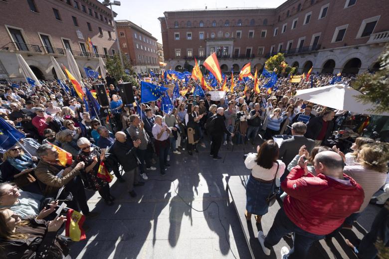 Imagen de la plaza de San Juan de Teruel, durante la concentración por la igualdad y contra la amnistía.
