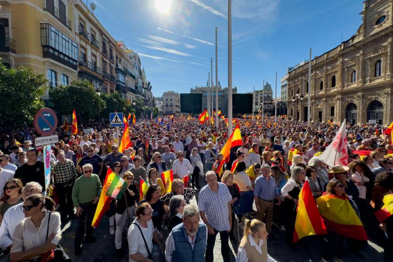 Así estaba la Plaza San Francisco de Sevilla en defensa de la igualdad de los españoles y en contra de los pactos de investidura.