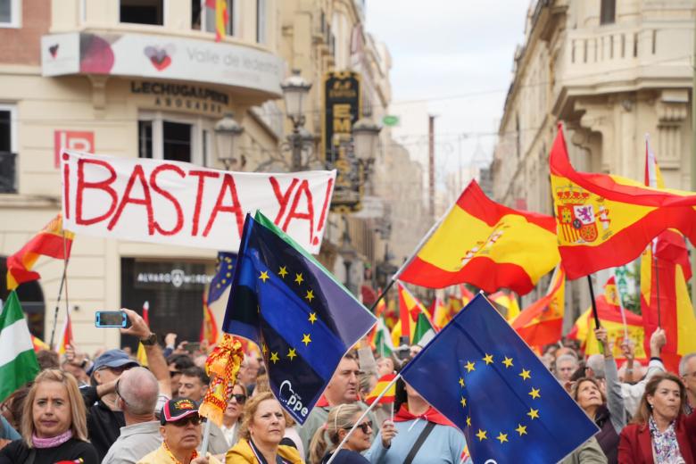 Manifestación en contra de la amnistía  en la Plaza de las Tendillas